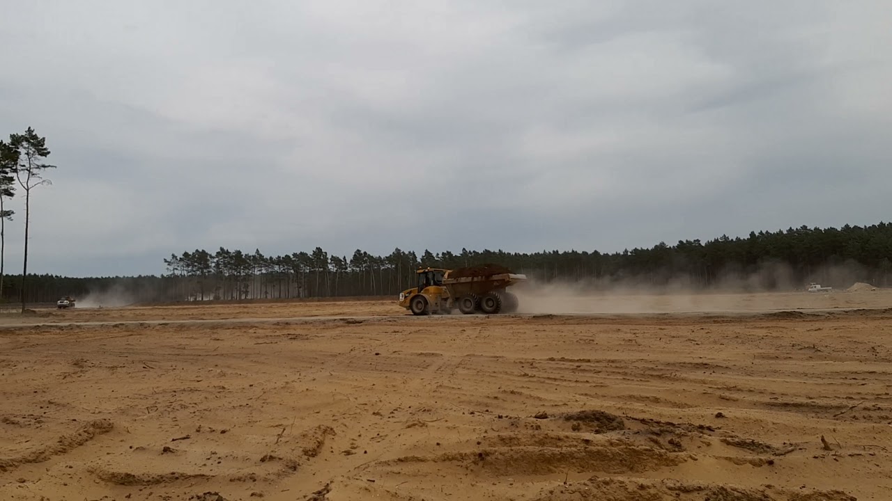 Hydrema 922F, Liebherr TA 230 Traktor+ Mulde bei der Erdbewegung in Grünheide/Tesla