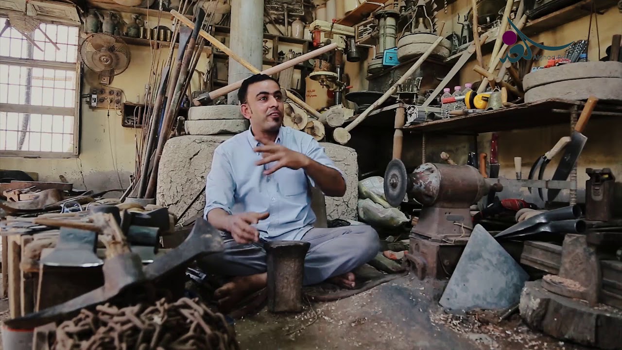 بين سنا النار ومطرقة الحداد كتبت قصة صانع وجامع للتراثيات (فيديو)
