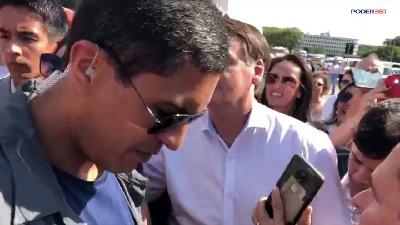 Xingado por Lula em São Bernardo, Bolsonaro vai à Praça dos Três Poderes comprar picolé