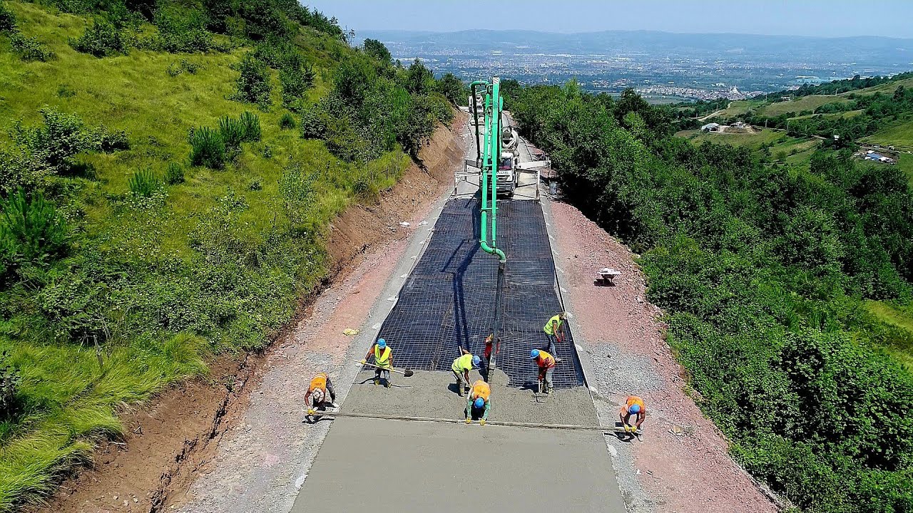 Doğa Manzarasında Beton Yol Yapıyoruz. Harika Drone &Ccedil;ekimi