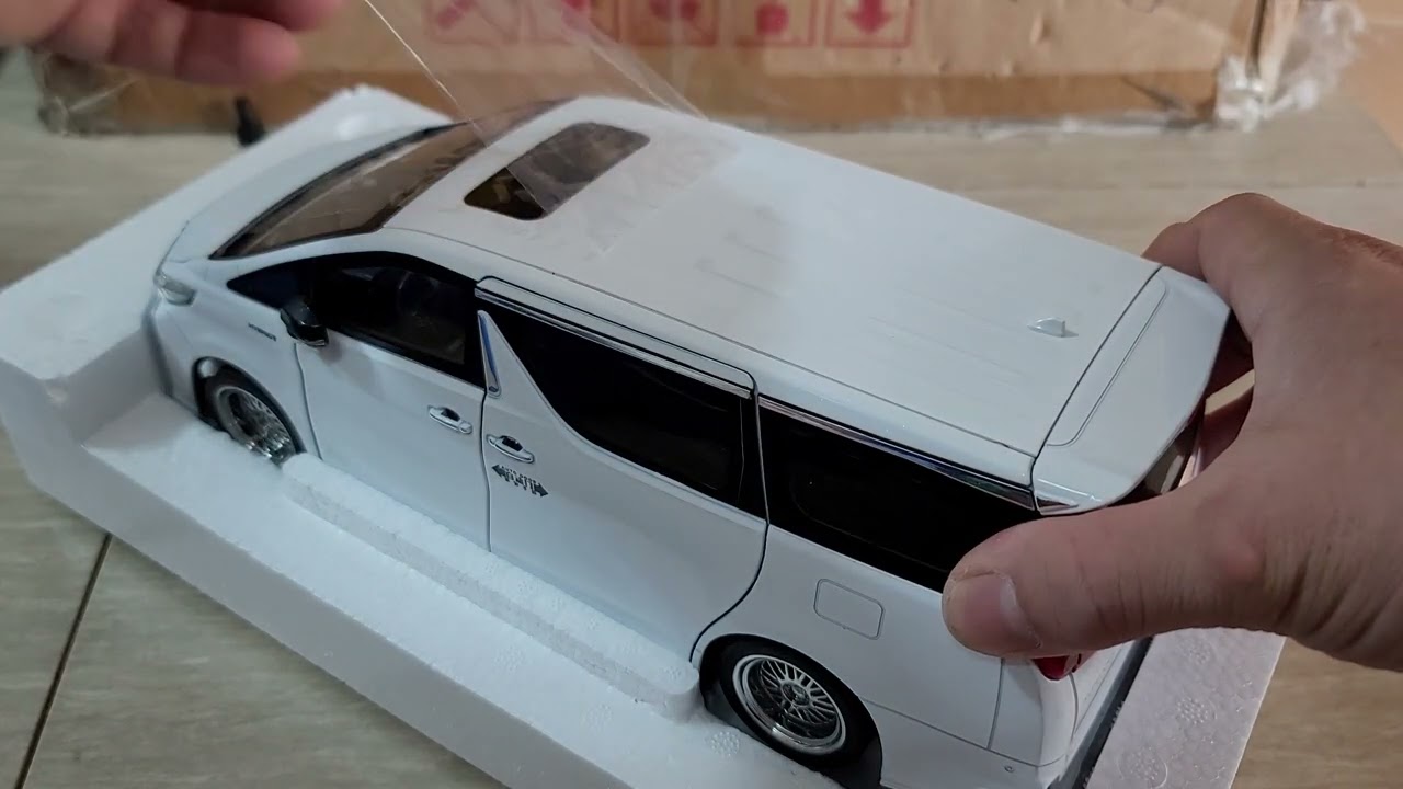 Đập hộp mô hình xe Toyota Alphard tỉ lệ 1:18 màu trắng bằng hợp kim