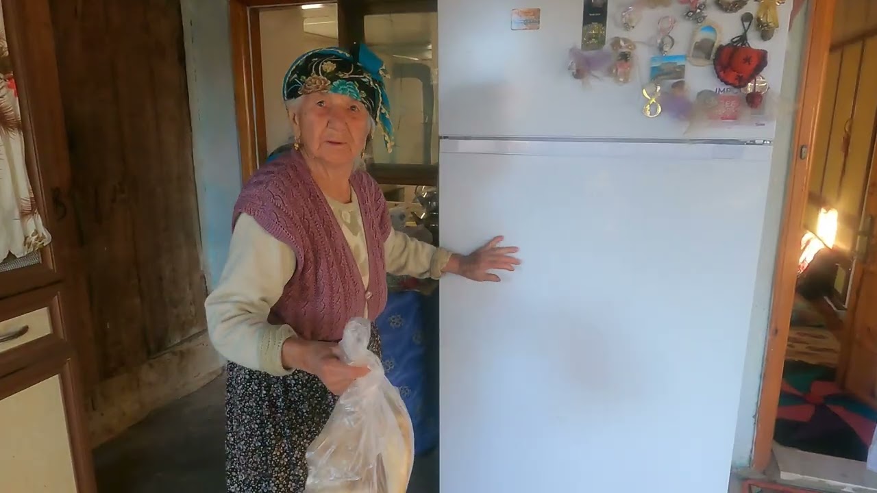 Cuma akşamı köye gittim. Ananem komşu ile oturuyordu. Akşam yemeği hazırlığı. Denizli
