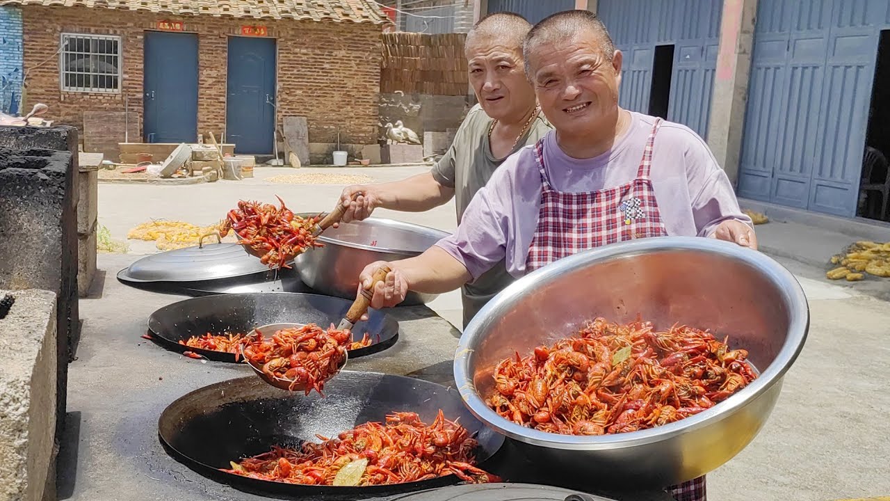 吃小龍蝦喽，1400買50斤小龍蝦，煮滿滿兩大鍋，20人小龍蝦當飯吃
