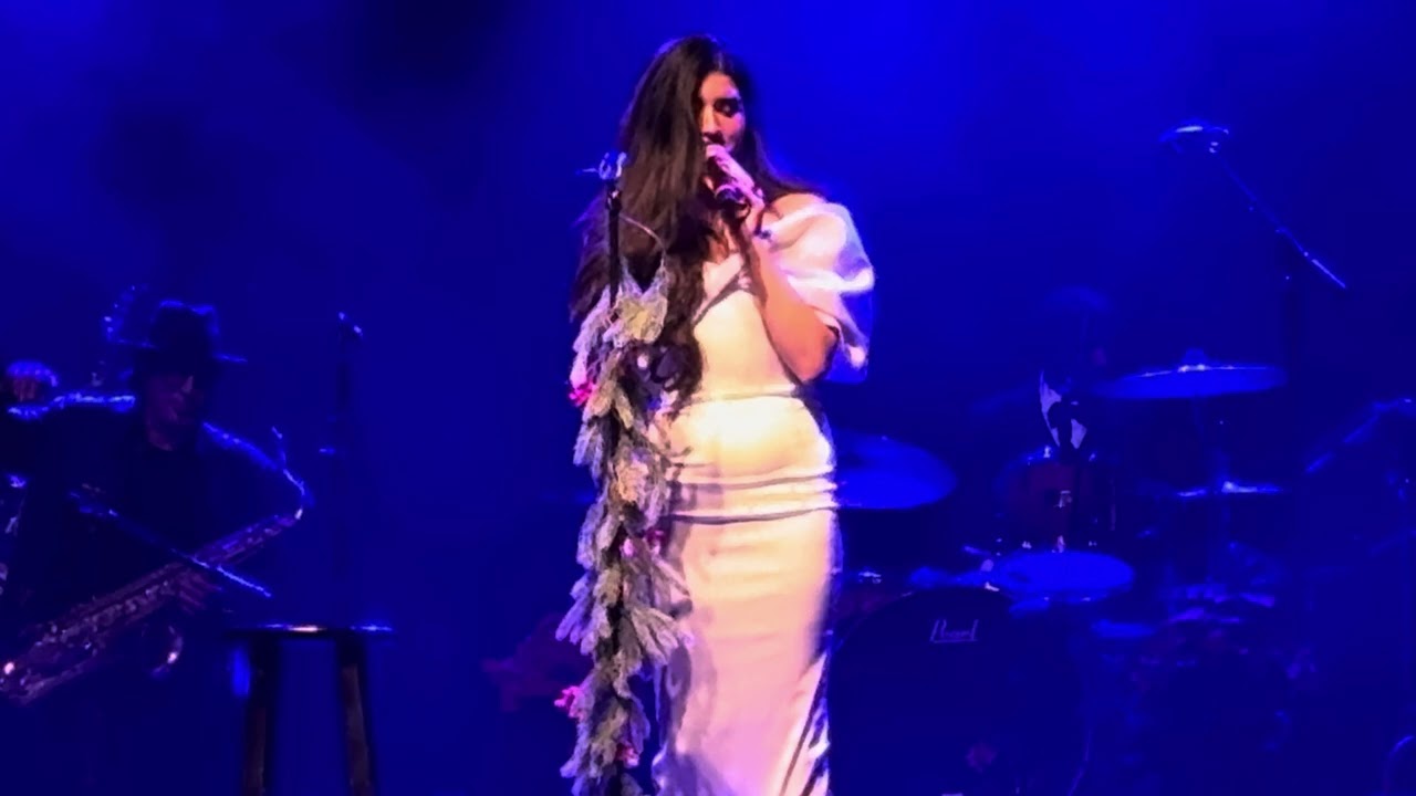 Angelina Jordan - Driving Home for Christmas 4K - El Rey Theatre 12/14/2024 (18)