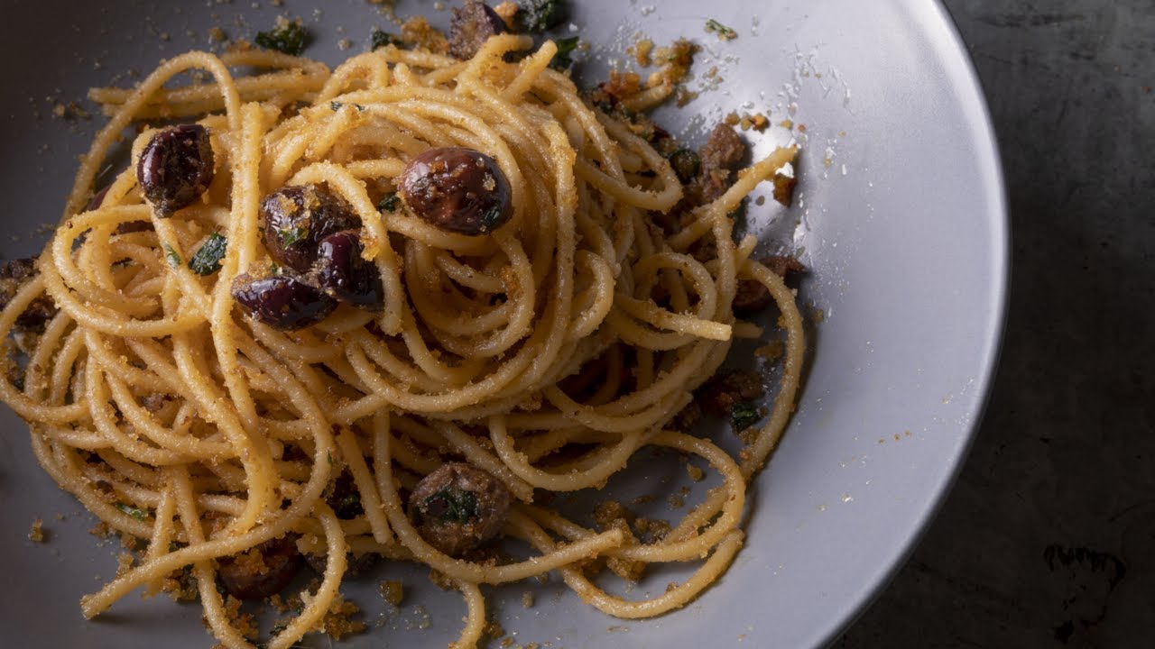 Spaghetti alla Siracusana con mollica, acciughe e olive