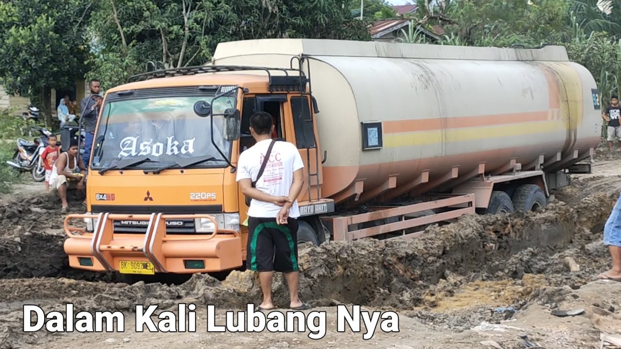 Lubang dalam pun masih sanggup truk bermuatan berat meski tarik-tarikan