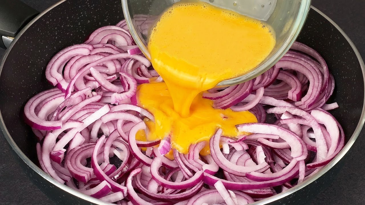 Zwiebeln mit Eiern mischen! Ich mache das für jede Party!