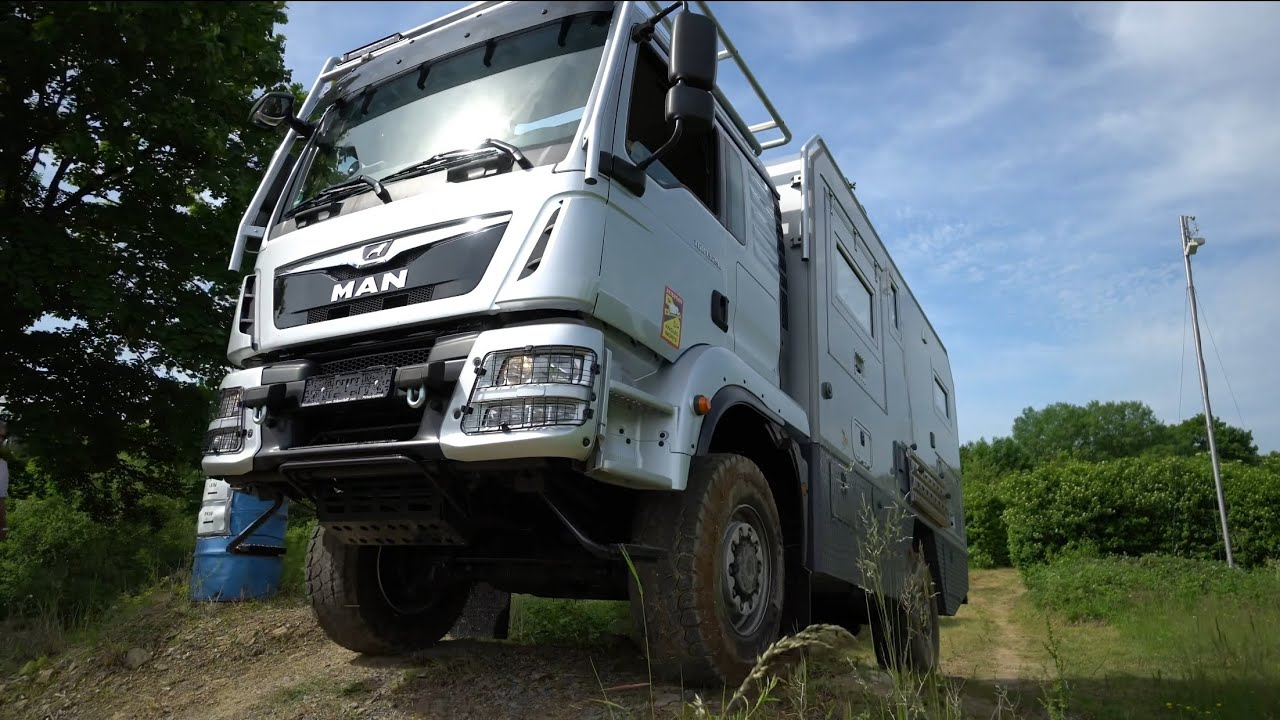 Offroad Power: Bimobil MAN 4x4 Offroad Wohnmobil Einsatz 2021 in Bad Kissingen. Hügeletappen