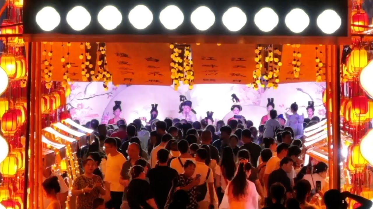 An innovative night tour of Slender West Lake Scenic Area in Jiangsu