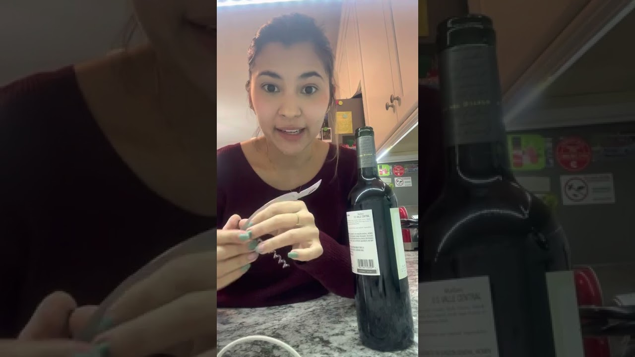 Cómo abrir una botella de vino con un descorchador de un tiempo 🍷