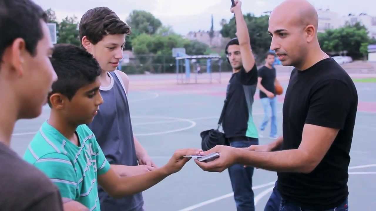 חזי דין בקסם רחוב ערוץ הילדים - קלף מכדורסל   street magician hezi dean - card from Basketball