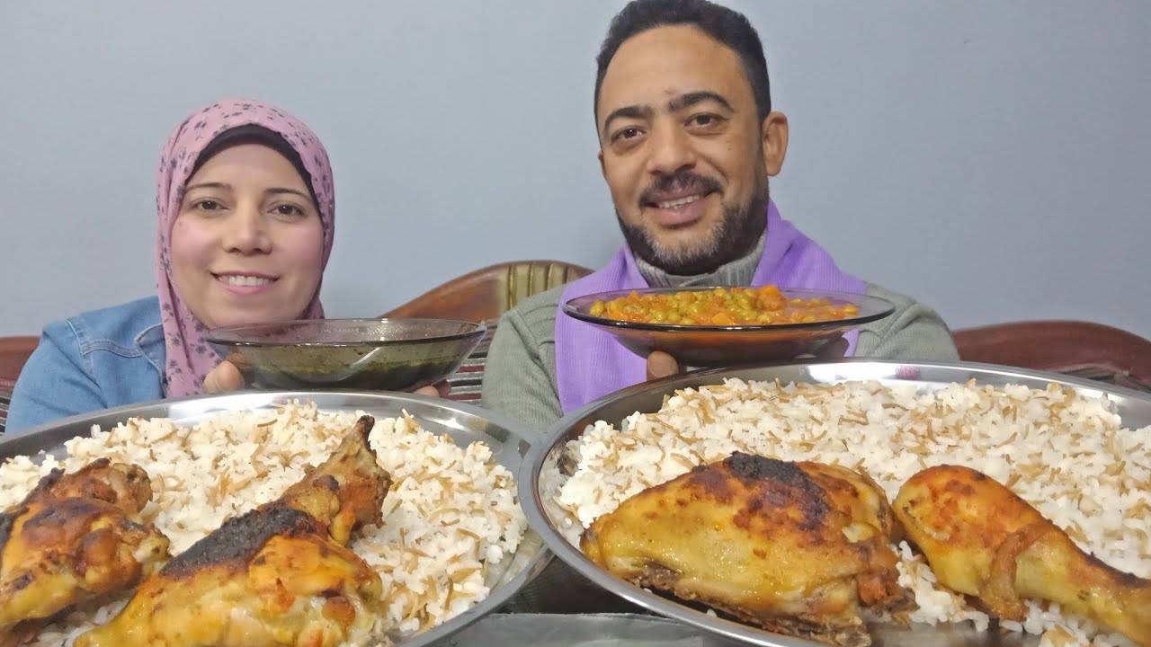 تحدي على صينيتين رز بالشعريه كبيره جدا و 4 قطع من الدجاج المشوي البسله والملوخيه