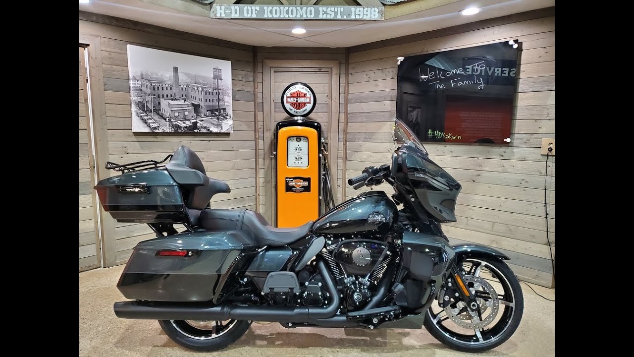 2025 Harley-Davidson Street Glide Ultra FLHXU - Iron Horse Metallic & Vivid Black.