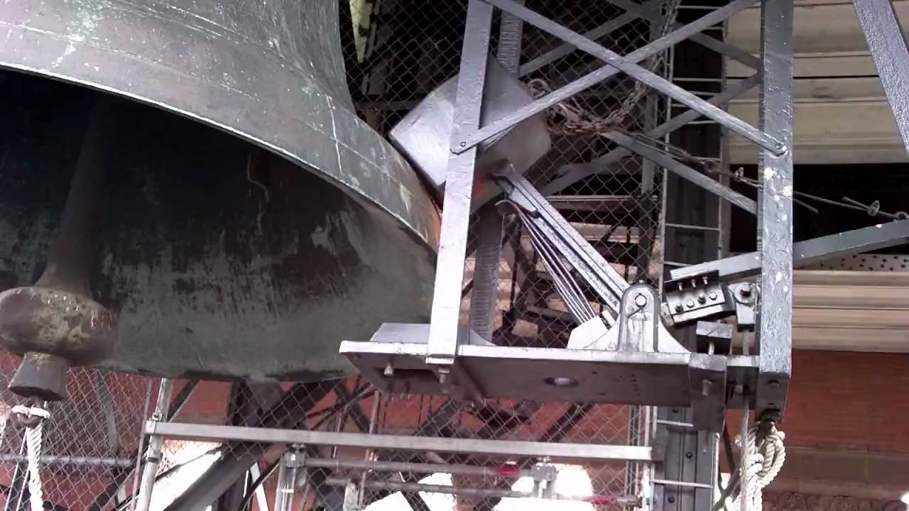 LOUD Milwaukee City Hall  Bell Tower (Very loud bell at 1:32)
