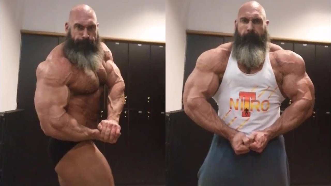 Italian massive bodybuilder Enrico Magnani - Locker room posing