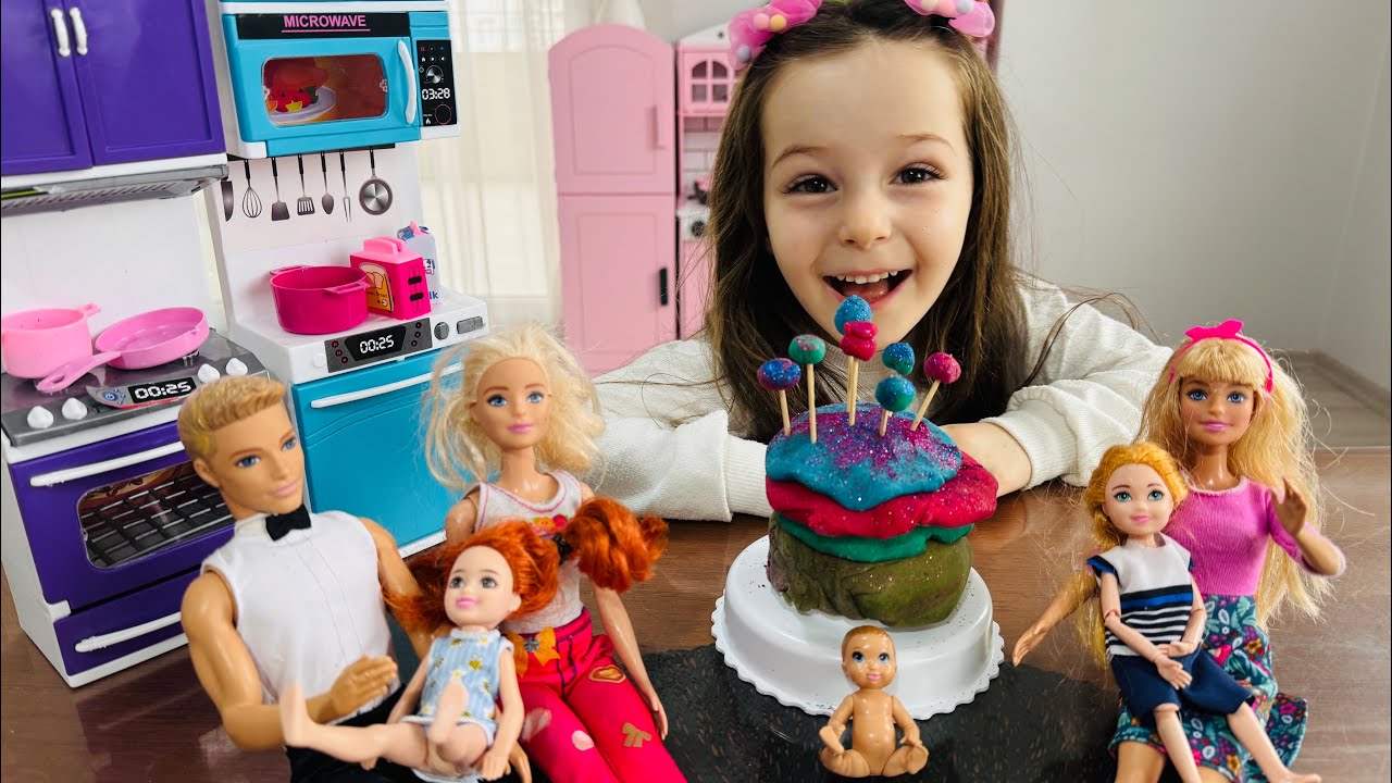 Barbie Ailesi Kız evcilik videosu! Ada Barbie,Ken ve Chelsea’ya Oyun Hamurundan Pasta Yapıyor!