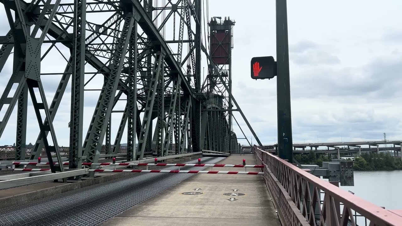 Hawthorne Bridge: The Oldest Vertical Lift Bridge in America