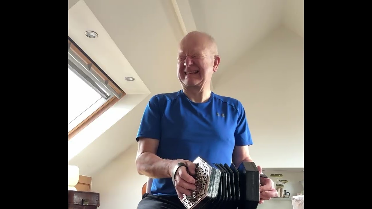 Dorogoi dlinnoyu - played on a vintage Jeffries Duet concertina. Those really were the days! 