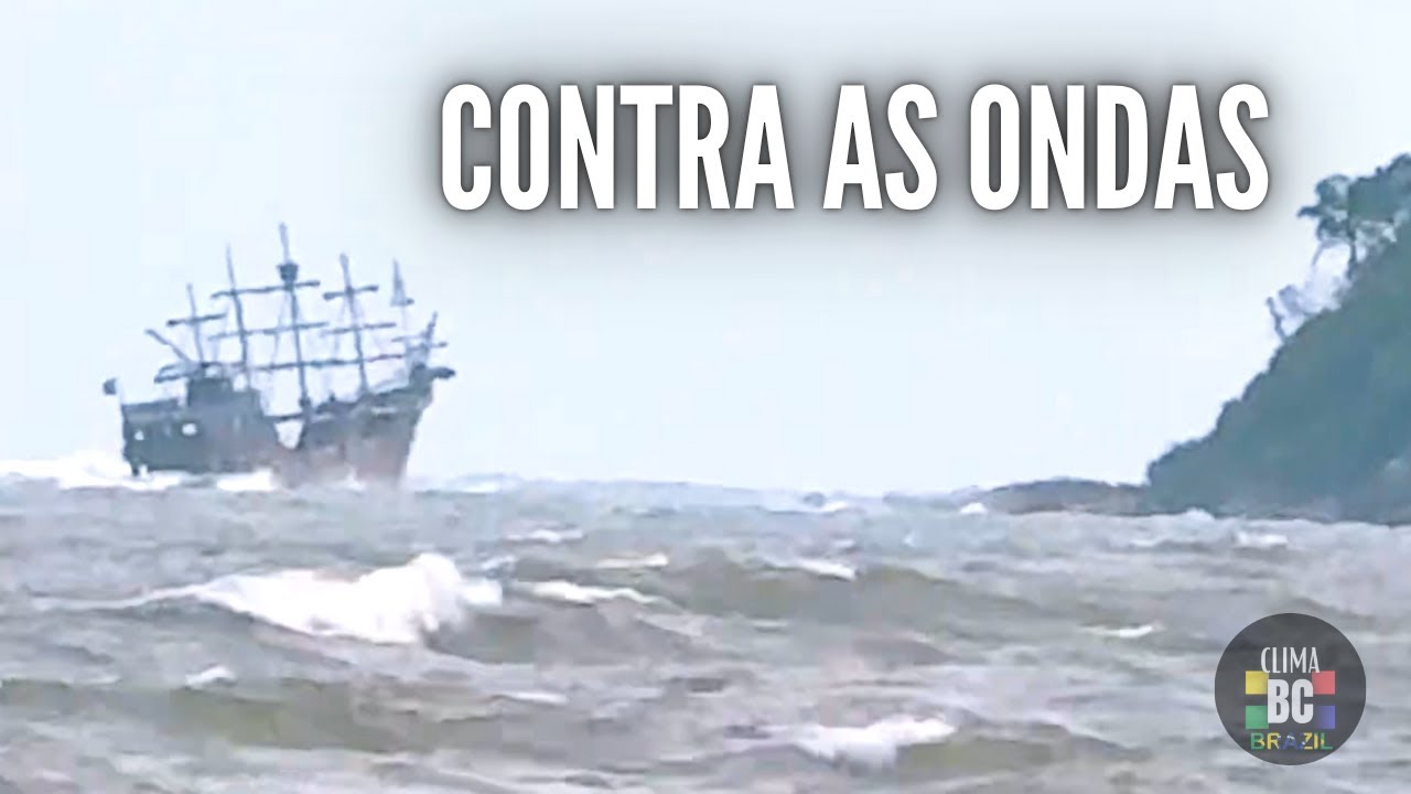 BARCO pirata enfrentando mar agitado