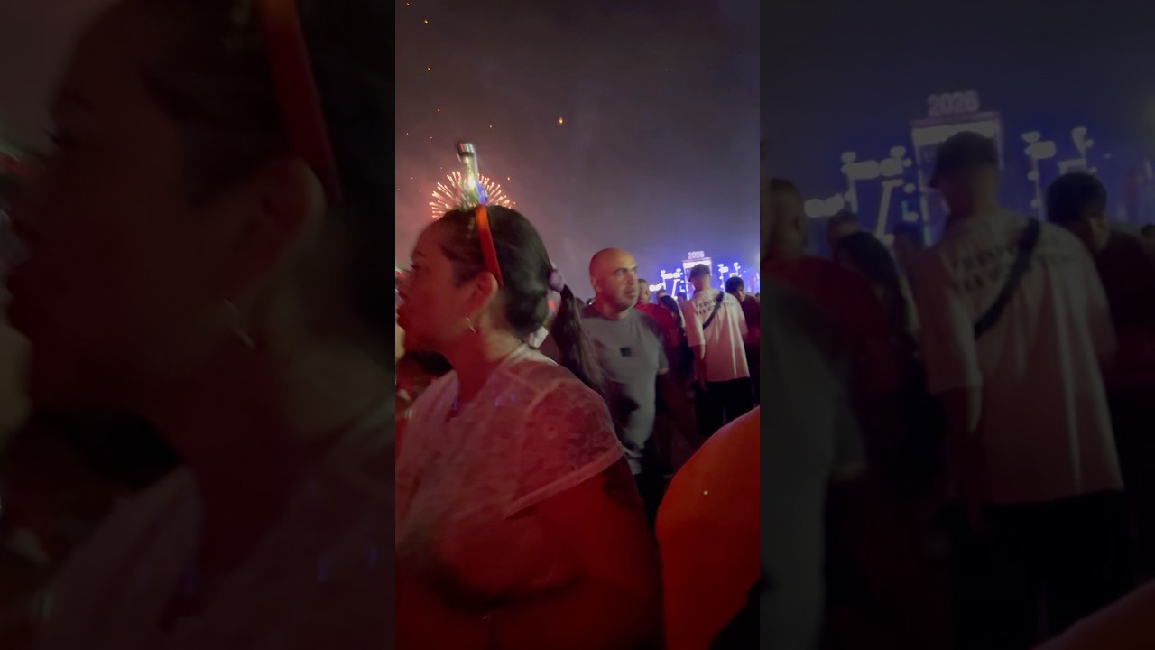 Новогодние празднования на пешеходной улице Пхукета, на берегу моря.