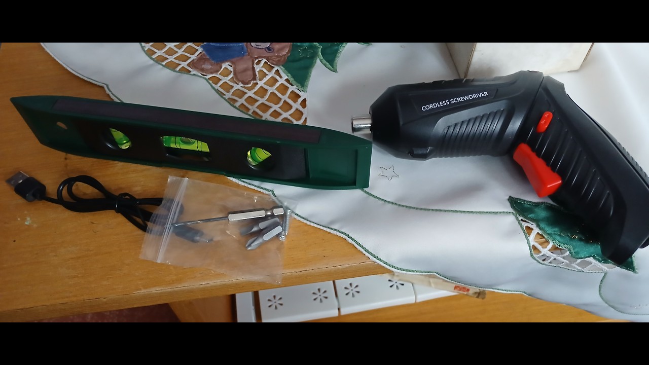 Postavljanje police u ormar: Može li Temu aku odvijač od 9,96€ odraditi posao?