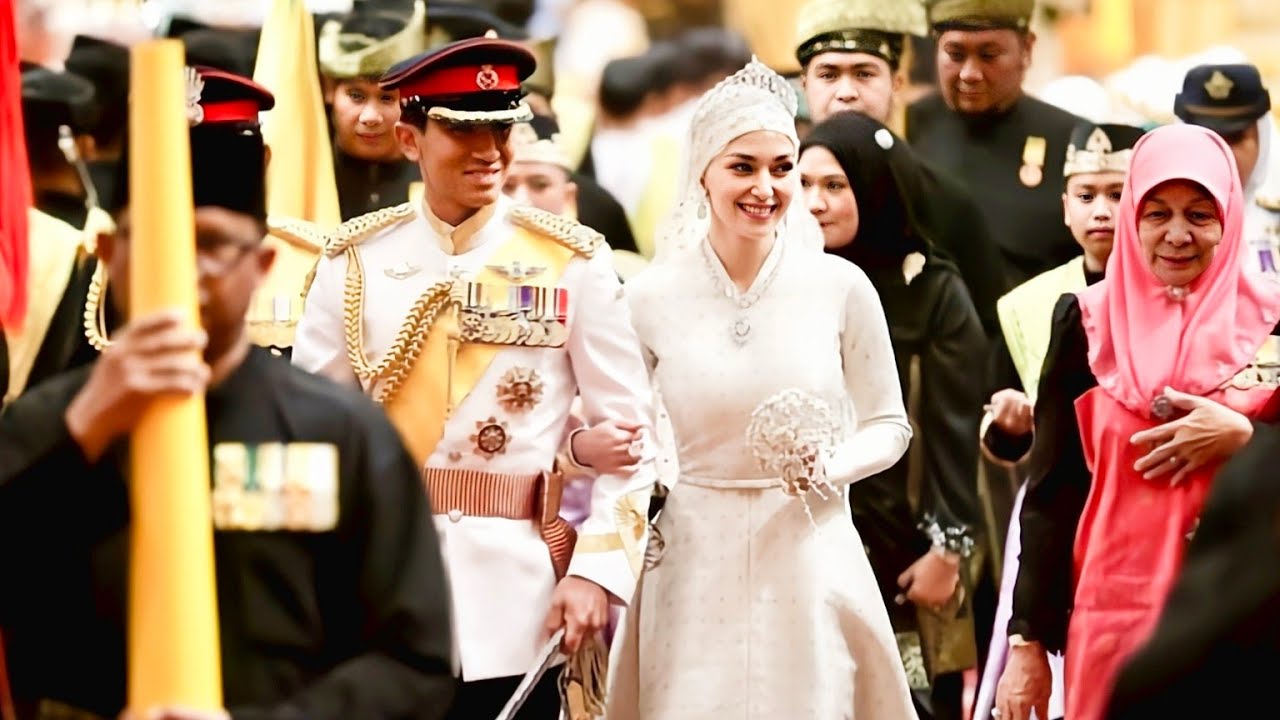 (คลิปเต็ม) พระราชพิธีฉลองการเสกสมรสระหว่าง เจ้าชายอับดุล มาทีน และอานิชา รอสนาห์ บินติ อดัม