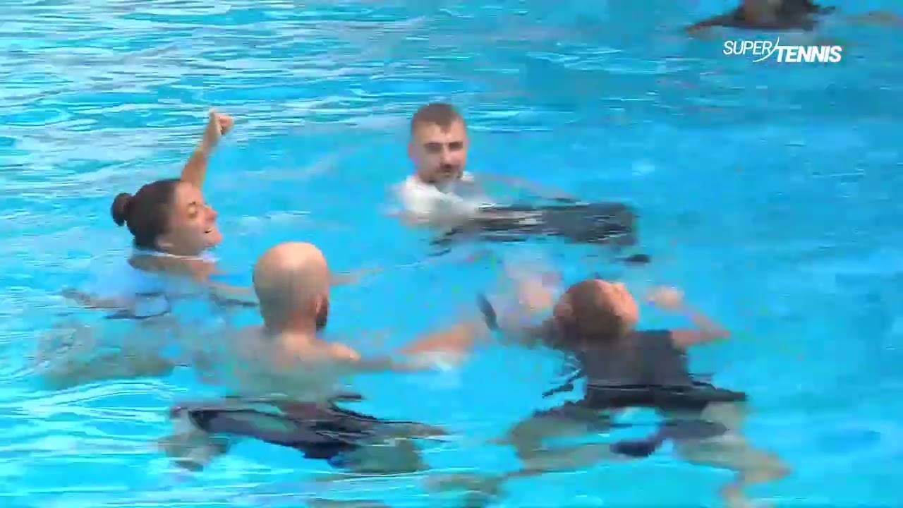 Errani e Paolini - la festa con il tuffo in piscina dopo la vittoria a Roma