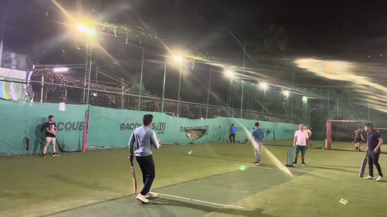 মুম্বইয়ের খেলার মাঠে খেলাধুলা চর্চা চলচে সবই কলকাতার ভাঙ্গালী খুব মজা করলাম ॥