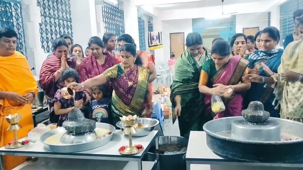 లింగోద్భవ సమయంలో భక్తులు రుద్రాభిషేకం🙏 ఓం నమఃశివాయ 🙏 #mahashivratri #mahadev #parvati #video #viral