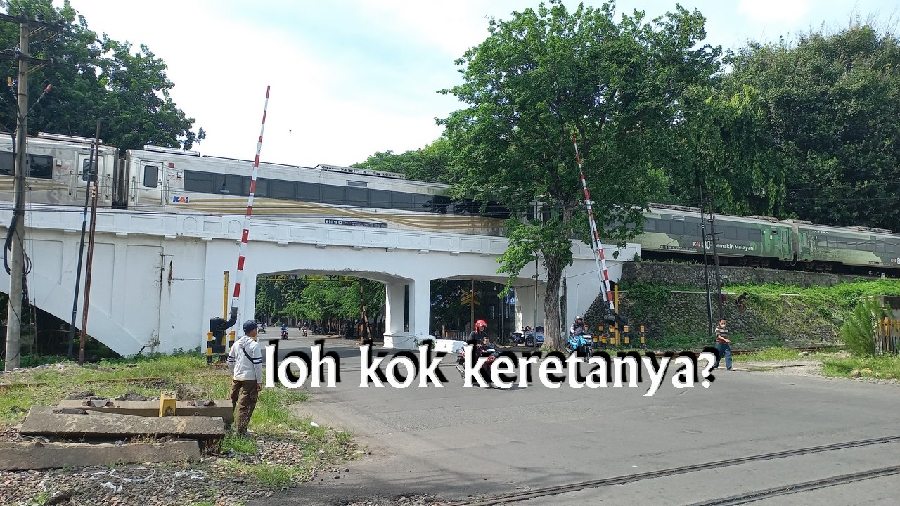 Kejadian unik, palang sama relnya disini, keretanya kok disana, perlintasan surabaya kota