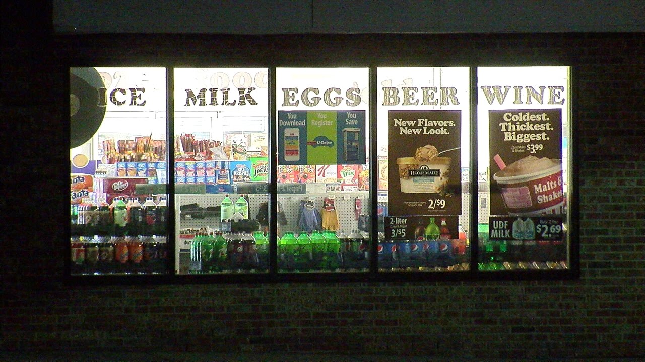 Armed robber holds up Norwood UDF, people inside