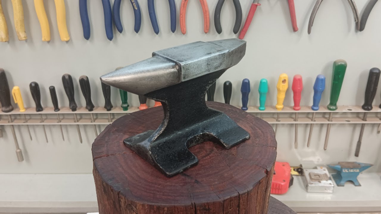 Uma Bigorna decorativa feita com um pedaço de trilho de trem