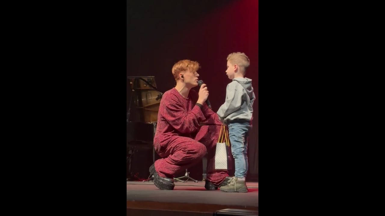 Retour sur le moment le plus mignon du début de la tournée acoustique de Loïc Nottet 😍 #charleroi