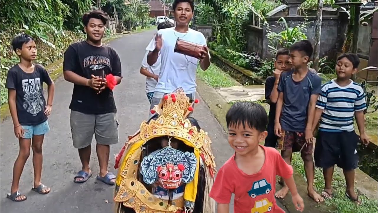 Kocak Adiknya Irvan Ngelawang Barong