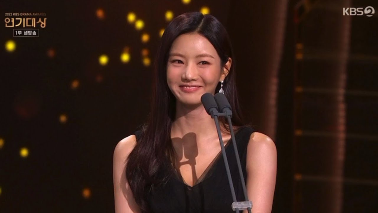 시상자로 나온 단단♥️ -영단𝒀𝒐𝒖𝒏𝒈𝑫𝒂𝒏                     [2022 KBS 연기대상]