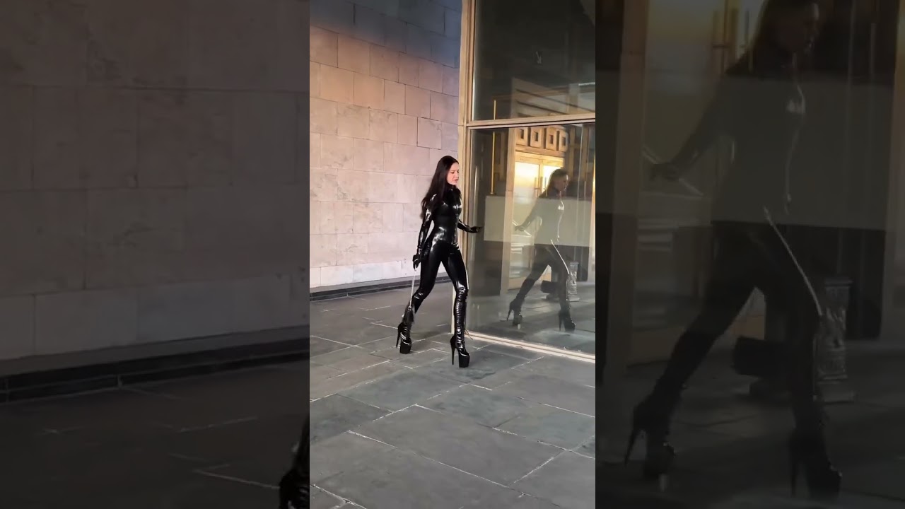 Latex in public ft. @latex.juliana - www.noirmoda.com