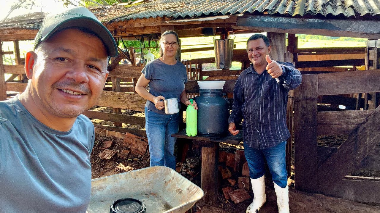Hoje fui buscar leite 🥛 bem cedinho no sítio do Tatá para tomar café ☕️ no rancho…
