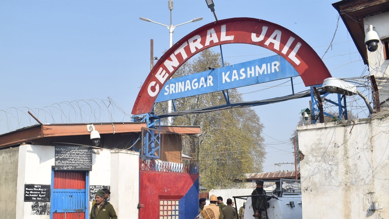 Srinagar: Clashes, gas cylinders set on fire in Central jail