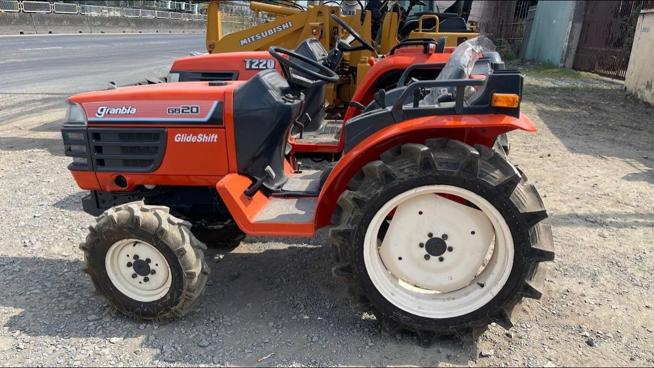 Máy Cày Kubota GB20 - 20 HP đời mới. Số Cơ - Ben Cơ, Động cơ:  D1103. GIÁ TẠI BÃI 75 Triệu