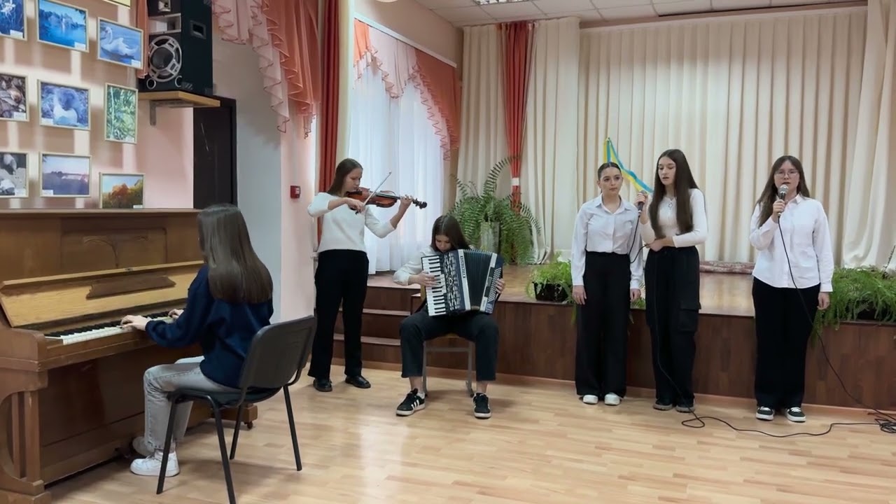 ВІА вихованців Горохівського ліцею №1 ім.І.Я. Франка «FRANK ДІВЧАТА». 