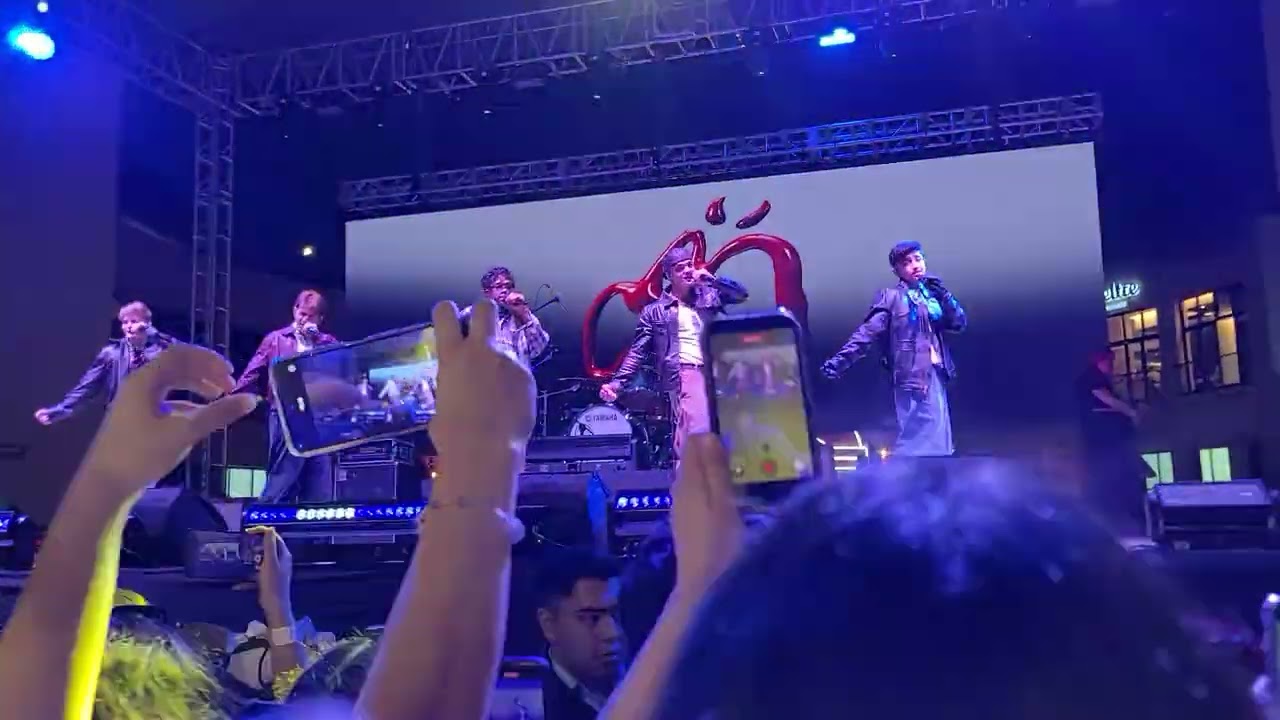 SANTOS BRAVOS --  lloviendo estrellas en parque Aztlan en radio disney en la feria de Chapultepec 