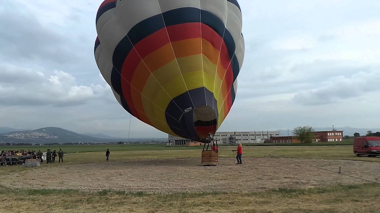 Mongolfiera Gonfiaggio e Decollo Aeroporto di Guidonia Roma - Video