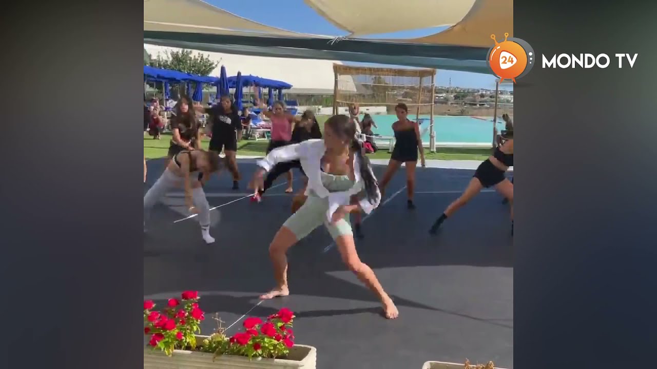 Rosa Di Grazia balla con gli allievi della scuola - MondoTV24.IT