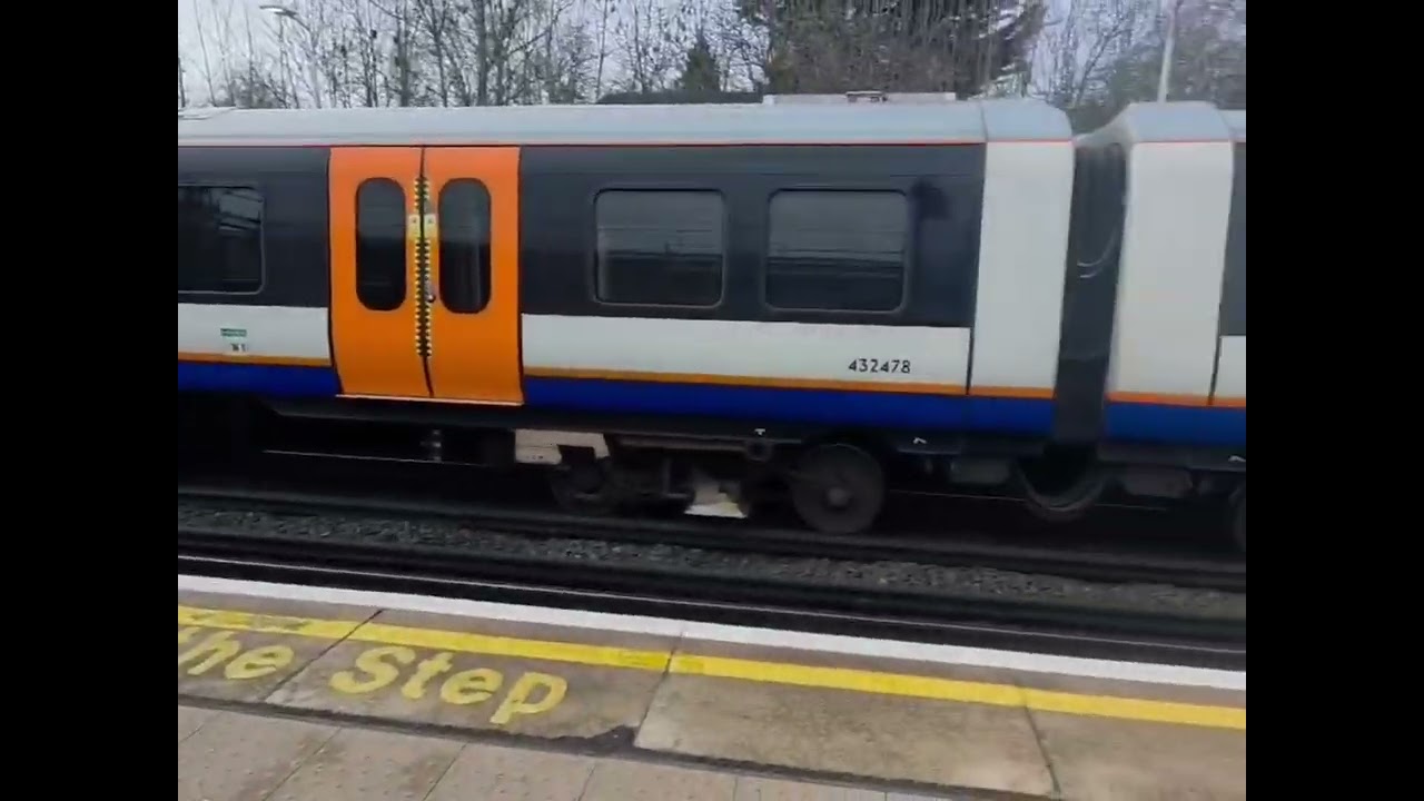 4 Trains at Once in London” “London doesn’t slow down.”#London