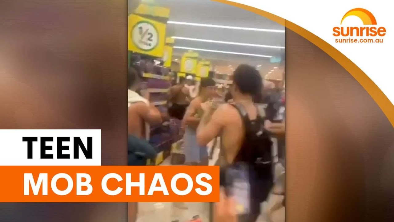 Teen mob storms Melbourne supermarket and pier | Sunrise