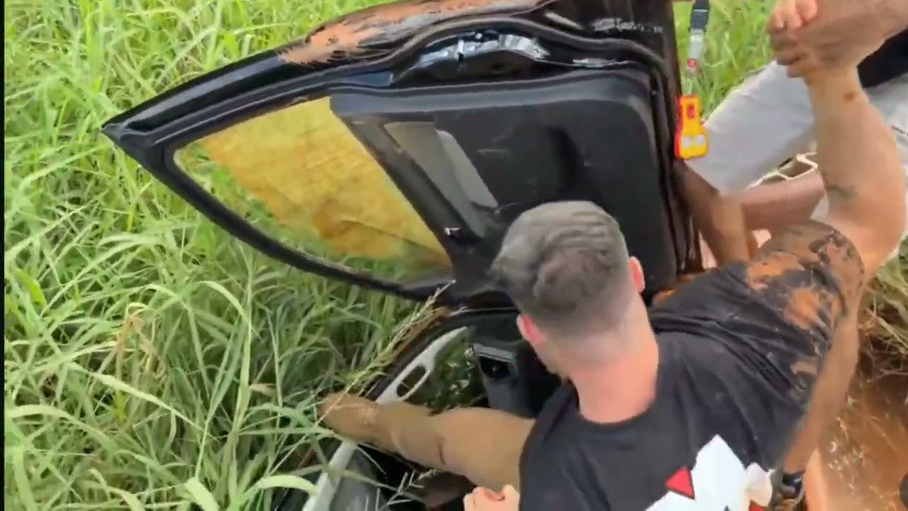 IMAGENS FORTES! Carro da Max Titanium capota na Transamaz&ocirc;nica e assusta equipe