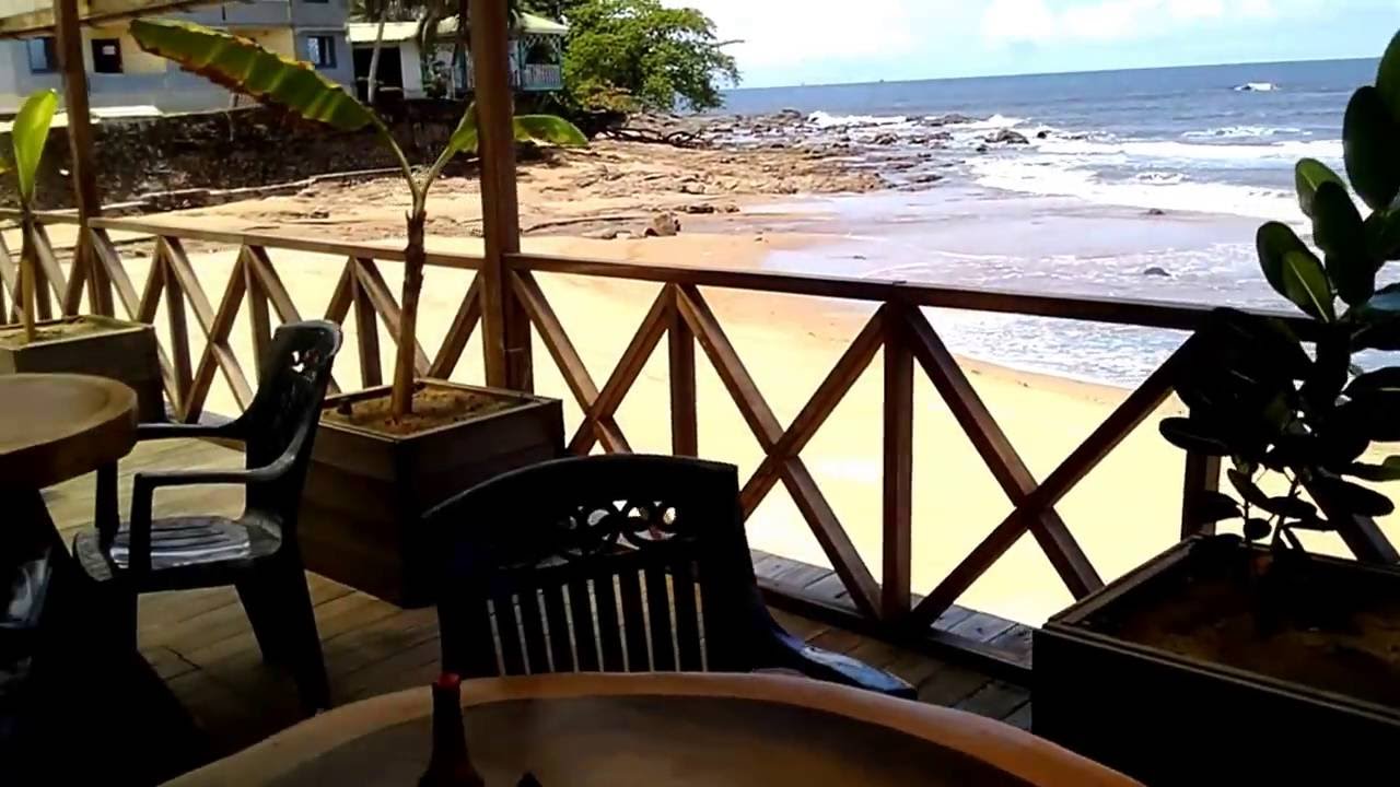 Kribi Le restaurant des Gites de kribi : Au Plaisir du Gout pieds dans l'eau