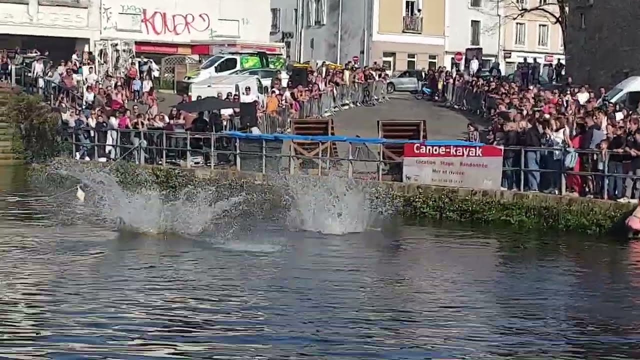 waterjump dans la la&iuml;ta &agrave; Quimperl&eacute;(au ENEZ FEST)