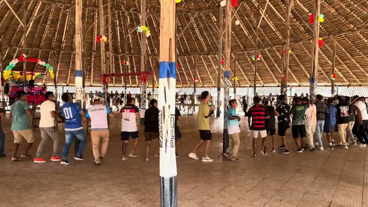 Dança dos povos Indígenas Wai wai em aldeia Mapuera (Disputa de flecha)