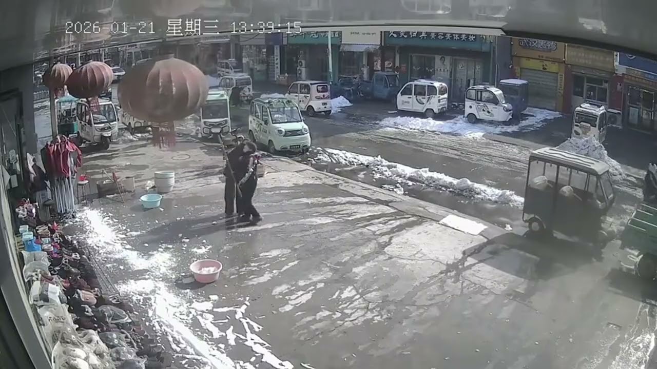 6807: Snow blocks fall after Chinese man steps away